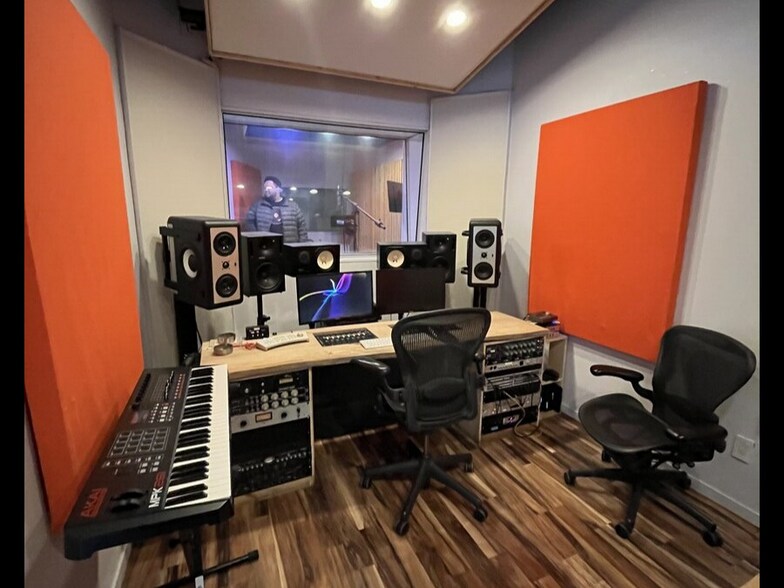 More Photos Of 1330 W 12th St, Los Angeles Flex For Lease