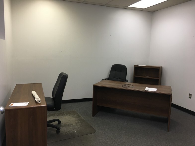 More Photos Of 530 N Main St, Piqua Auto Repair For Lease