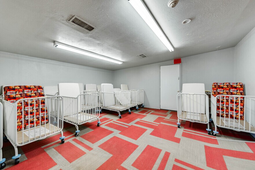 More Photos Of 1005 Austin St, Midland Storefront For Sale