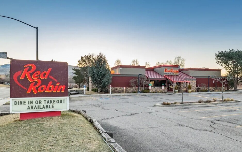 More Photos Of 211 W Parkcenter Blvd, Boise Restaurant For Sale
