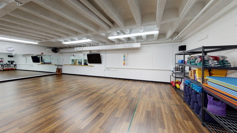 More Photos Of 1426 E Lincolnway, Cheyenne Sports And Entertainment For Sale