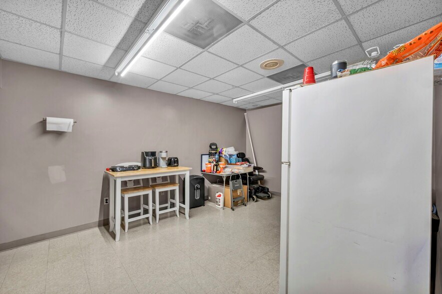 More Photos Of 215 W Bridge St, Elyria General Retail For Sale