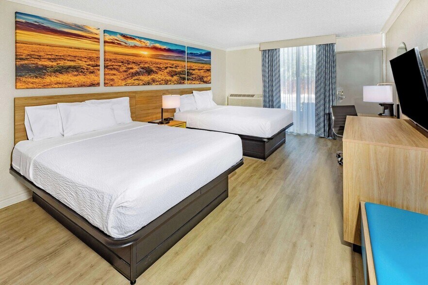 More Photos Of 2005 Veterans Blvd, Del Rio Hotel For Sale