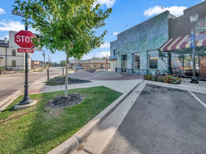 More Photos Of 132 Nacogdoches St, Center Storefront Retail Residential For Sale