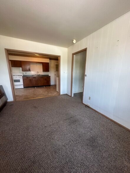 More Photos Of 418 E Washington St, Arma Storefront Retail Residential For Sale