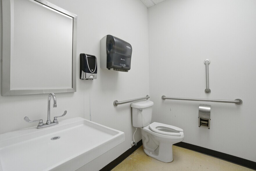 More Photos Of 1603 Santa Rosa Rd, Henrico Medical For Lease
