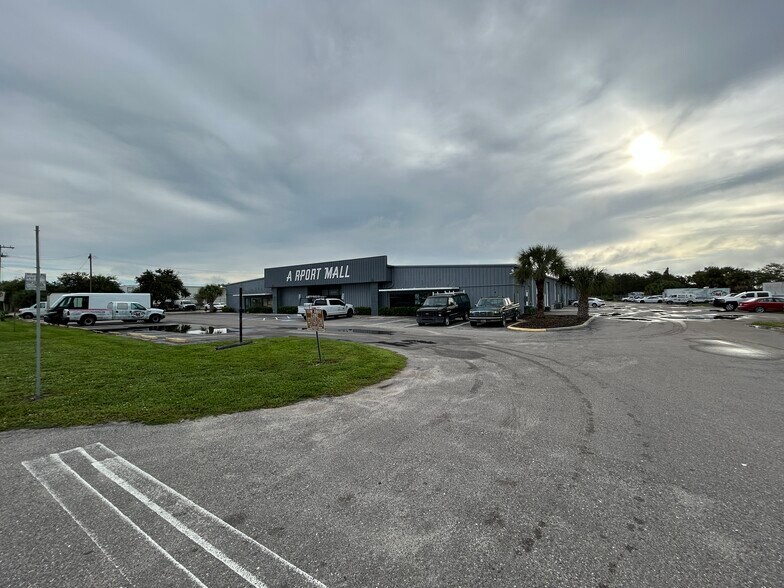 More Photos Of 8251 15th St E, Sarasota Warehouse For Lease