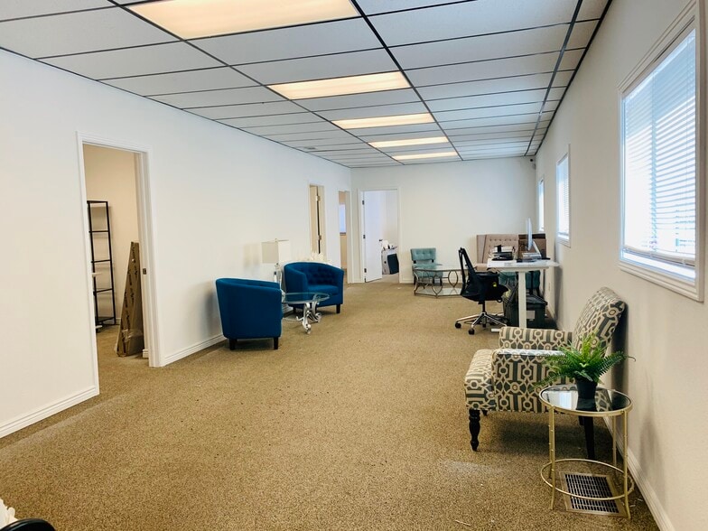 More Photos Of 1695 W Sheri Ln, Littleton Showroom For Sale