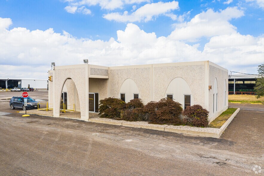 More Photos Of 2300 Vo Tech Dr, Weslaco Distribution For Lease