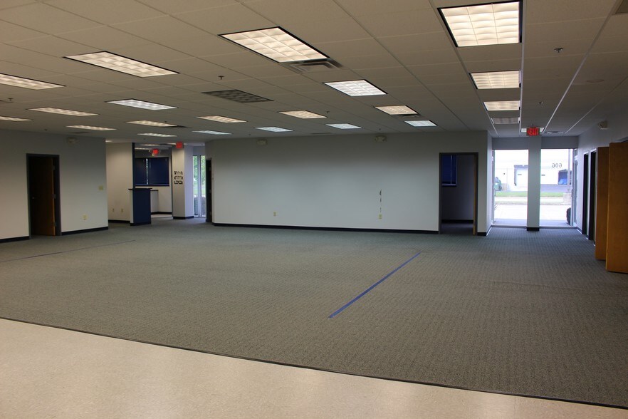 More Photos Of 604-620 Phillips Dr, Dayton Showroom For Lease