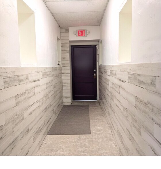 More Photos Of 10 S Main St, Clawson Storefront For Lease