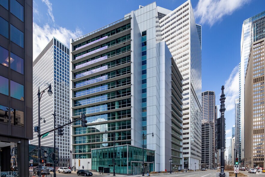 More Photos Of 250 S Wacker Dr, Chicago Office For Lease