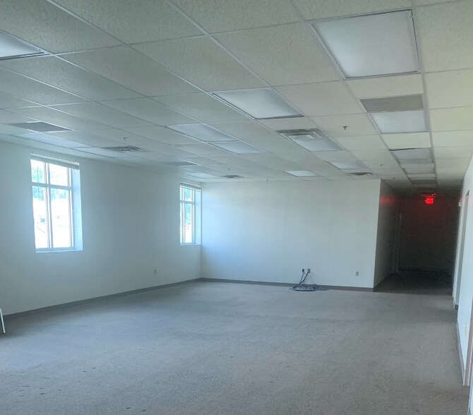 More Photos Of 425 Timber Ridge Rd, Middletown Distribution For Lease