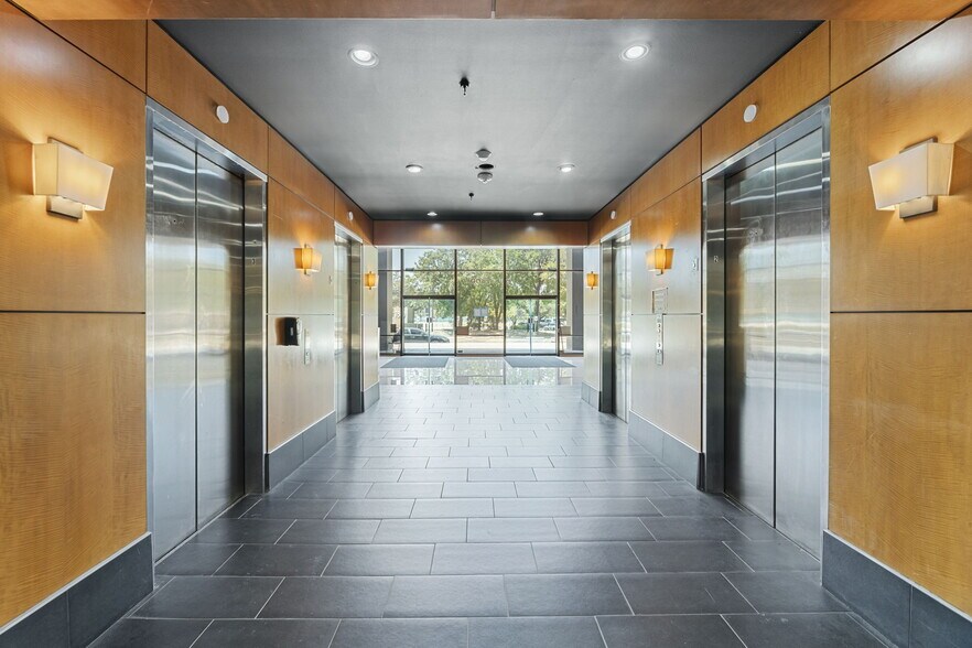 More Photos Of 7800 N Stemmons Fwy, Dallas Office For Sale