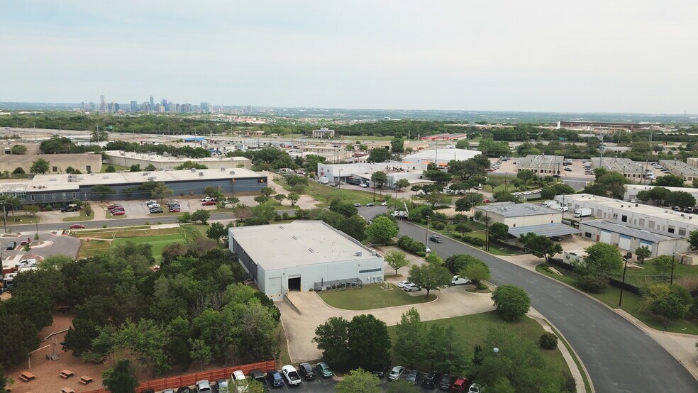 More Photos Of 3827 Promontory Point Dr, Austin Showroom For Sale