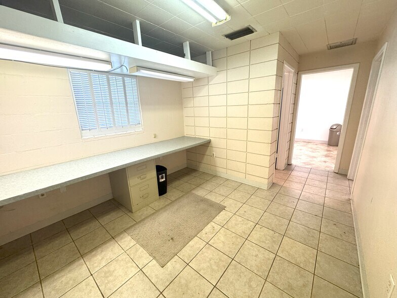 More Photos Of 2028 Palmetto St, Clearwater Light Distribution For Lease