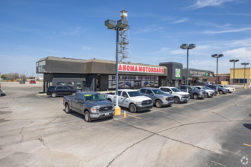 More Photos Of 2505 W Main St, Norman General Retail For Lease