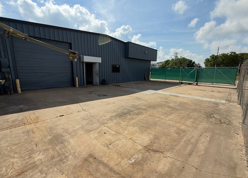 More Photos Of 15926 Cypress North Houston Rd, Cypress Industrial For Lease