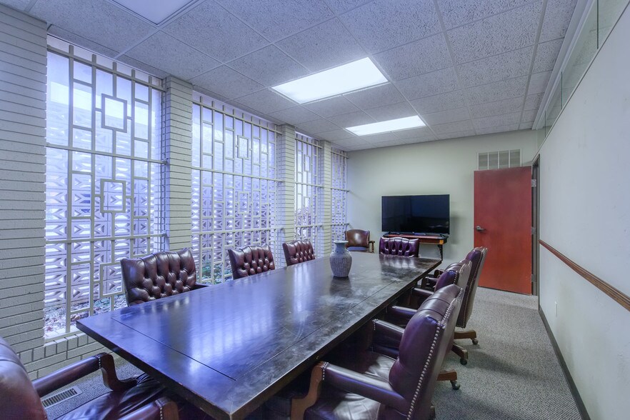 More Photos Of 24 NE 53rd St, Oklahoma City Office For Sale