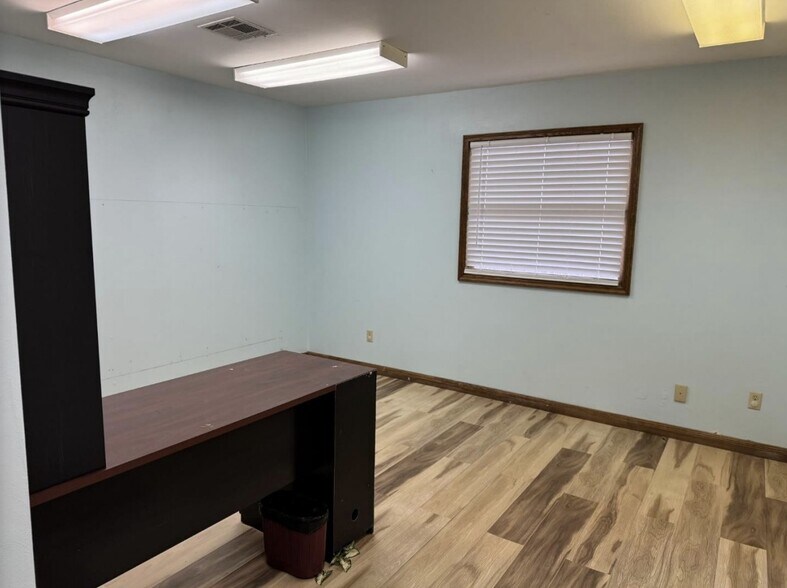 More Photos Of 2124 N 25th St, Waco Medical For Sale