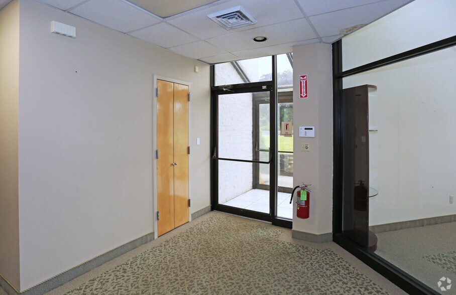 More Photos Of 60 E Jefryn Blvd, Deer Park Warehouse For Lease