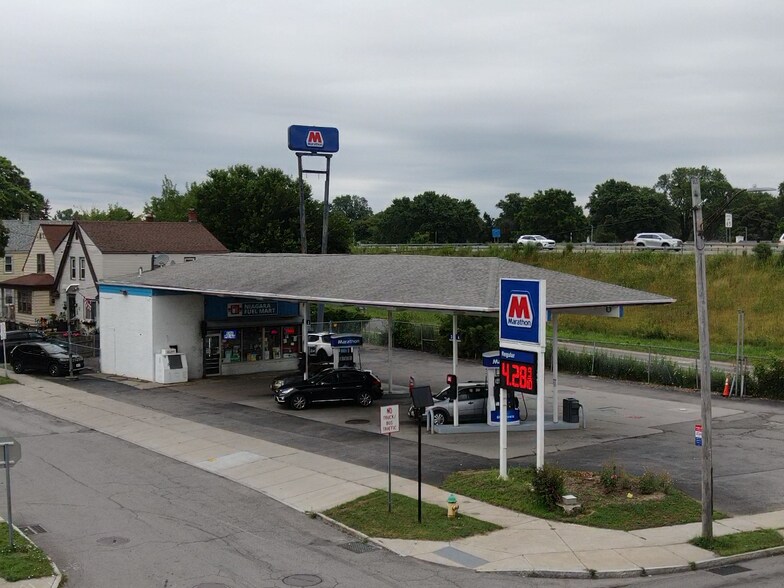 Primary Photo Of 6302 Buffalo Ave, Niagara Falls Service Station For Sale