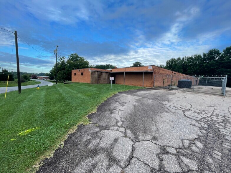 More Photos Of 192 Manor Ave SW, Concord Manufacturing For Lease