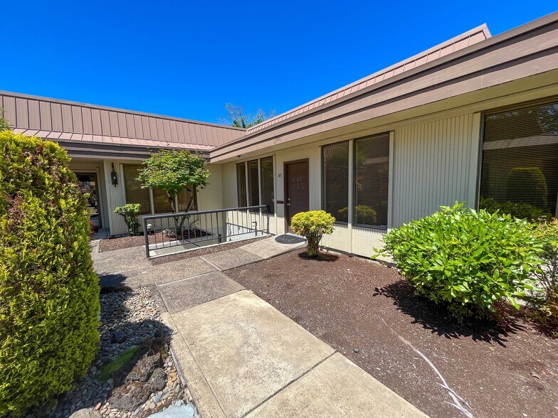 More Photos Of 1431-1449 Liberty St, Salem Office For Lease