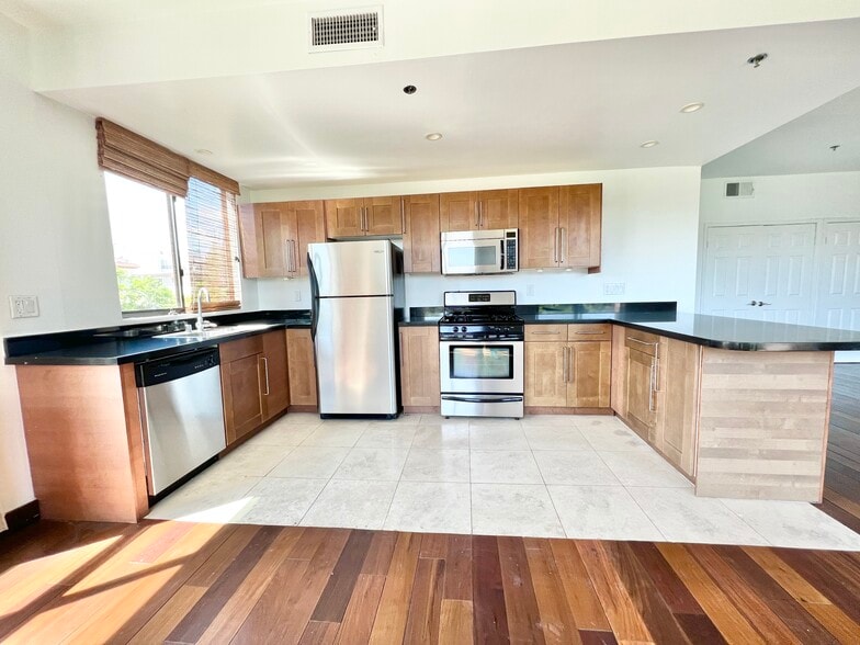 More Photos Of 8811 Burton Way, Los Angeles Apartments For Sale