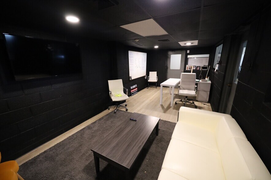 More Photos Of 1615 Bustleton Pike, Feasterville Trevose Warehouse For Lease