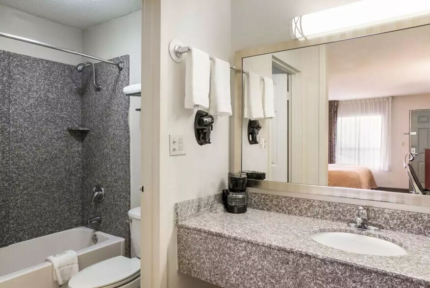 More Photos Of 631 E Barbour St, Eufaula Hotel For Sale