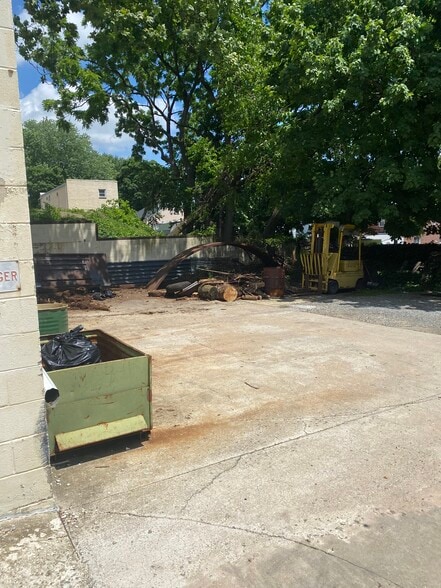 More Photos Of 916 Chester Pike, Prospect Park Showroom For Lease