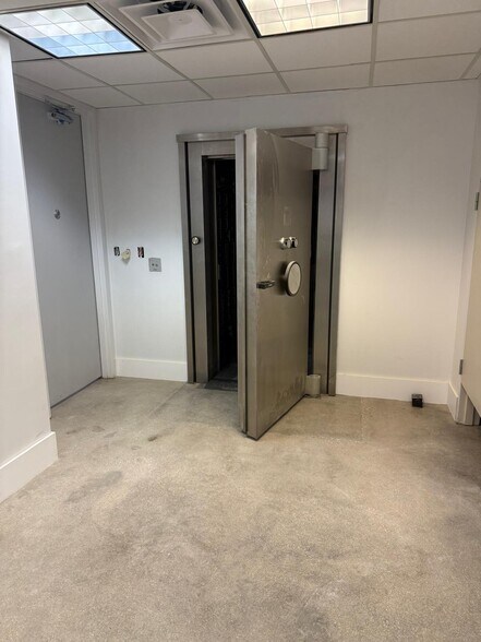 More Photos Of 2434 Hollywood Blvd, Hollywood Office For Sale