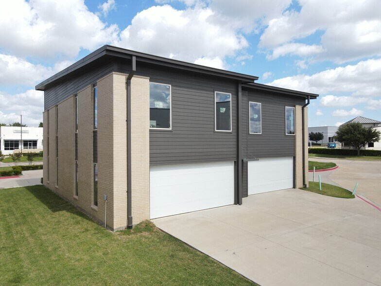 More Photos Of 4305 Marsh Ridge Rd, Carrollton Showroom For Sale