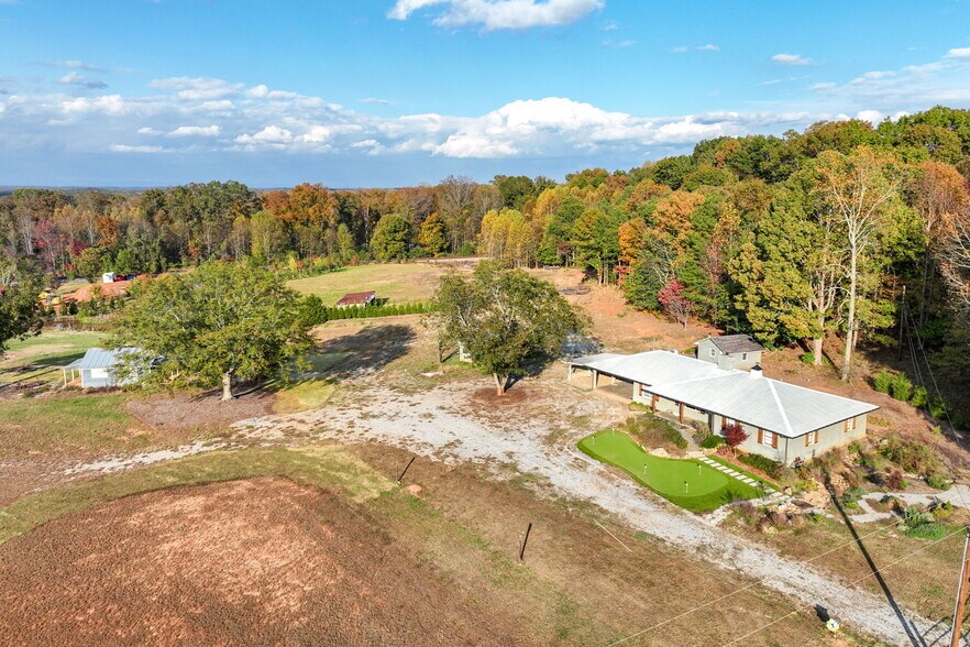 More Photos Of 5662 Cemetery Rd, Lula Land For Lease