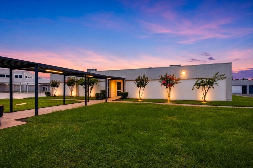 More Photos Of 1610 James Bowie Dr, Baytown Unknown For Lease