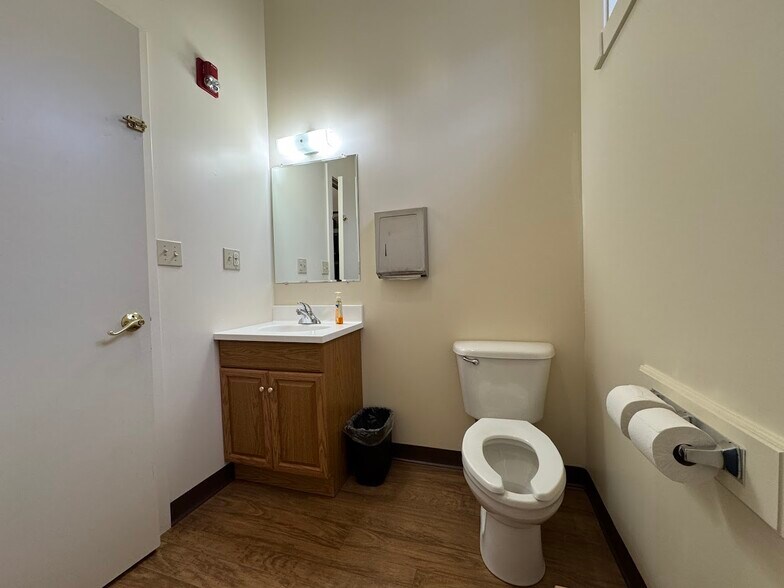 More Photos Of 78 Fisherville Rd, Concord Flex For Sale