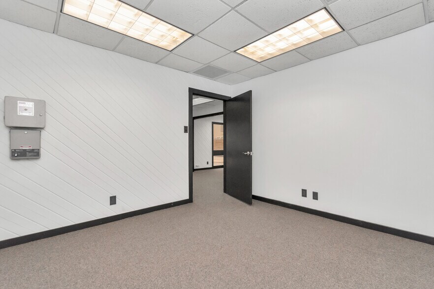 More Photos Of 8703 Meadowcroft Dr, Houston Medical For Sale