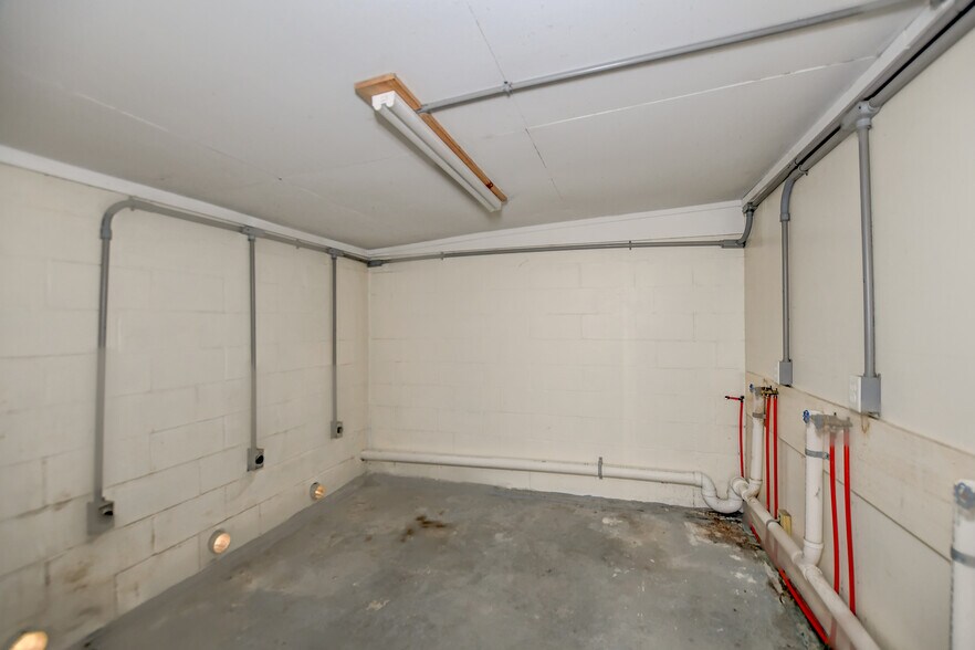More Photos Of 1456 Trojan Rd, Cross Storefront Retail Office For Lease