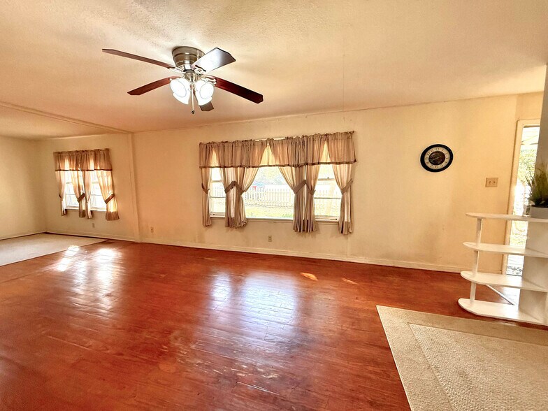 More Photos Of 9278 N Highway 77, Lexington Flex For Sale