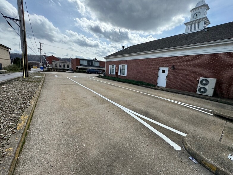 More Photos Of 530 Broadway, East Liverpool Bank For Sale