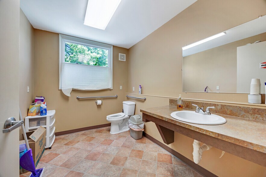 More Photos Of 405 Cedar St, Pleasant Hill Medical For Sale