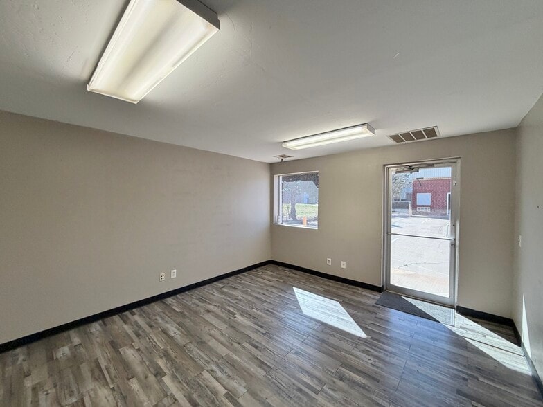 More Photos Of 1408 Fretz Ave, Edmond Warehouse For Sale