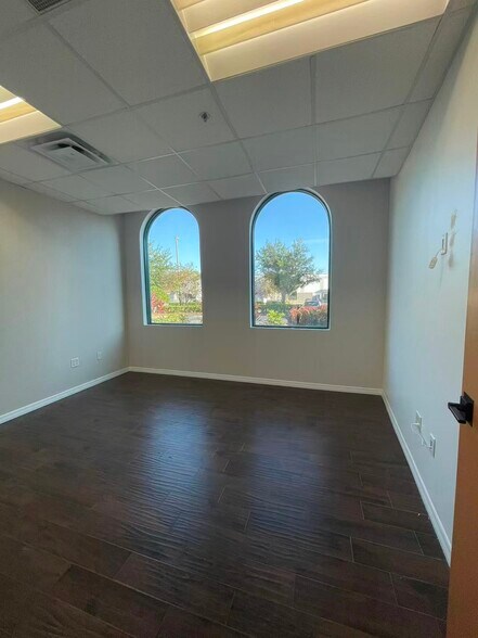 More Photos Of 7075 Kingspointe Pky, Orlando Showroom For Lease