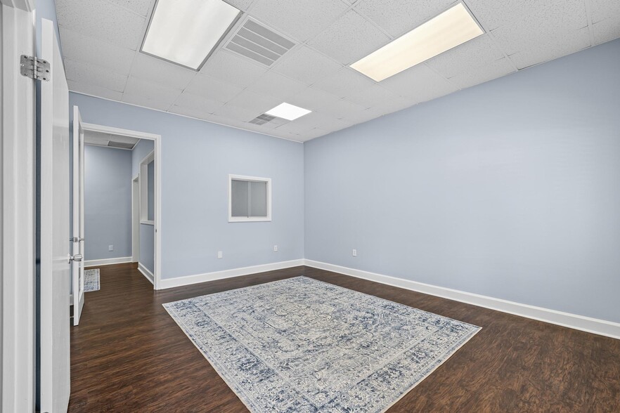 More Photos Of 913 Gulf Breeze Pky, Gulf Breeze General Retail For Sale