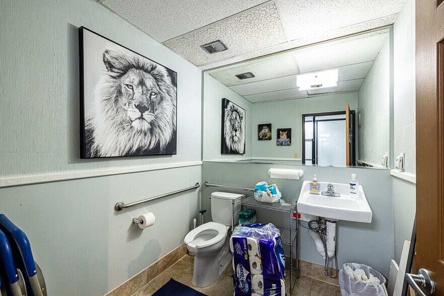 More Photos Of 26055 Bouquet Canyon Rd, Santa Clarita Veterinarian Kennel For Sale