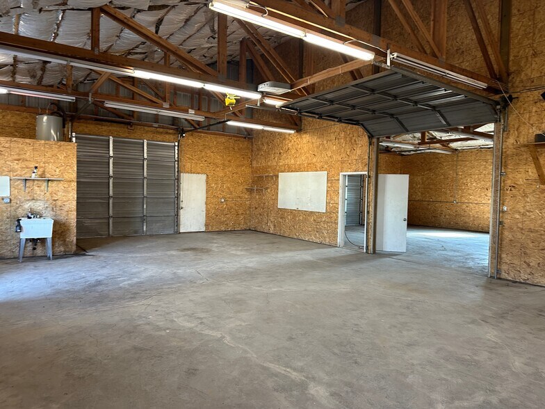 More Photos Of 10701 S Walton Rd, Island City Light Manufacturing For Lease