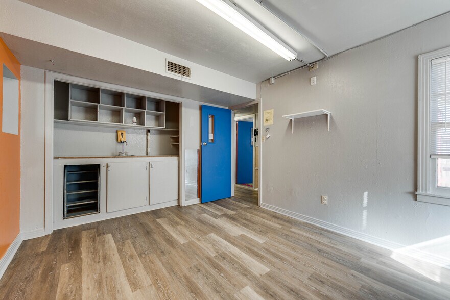 More Photos Of 1005 Austin St, Midland Storefront For Sale