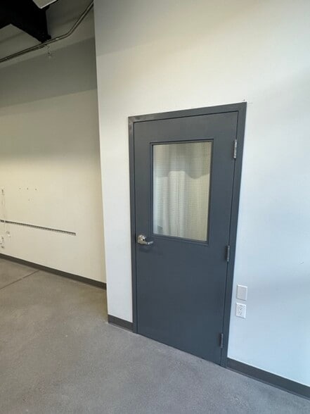 More Photos Of 2310 St Laurent Blvd, Ottawa Showroom For Lease