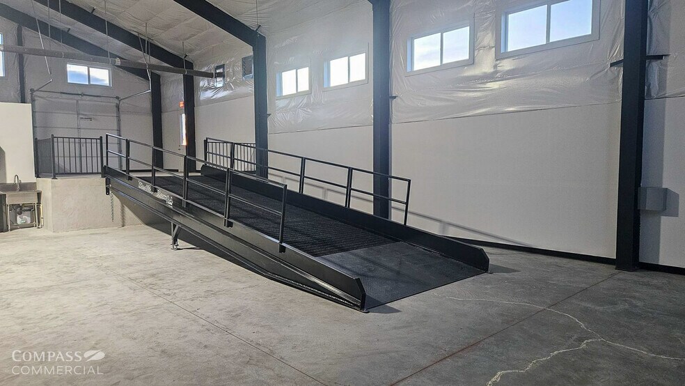 More Photos Of 35 Cherry Ln, Madras Warehouse For Lease